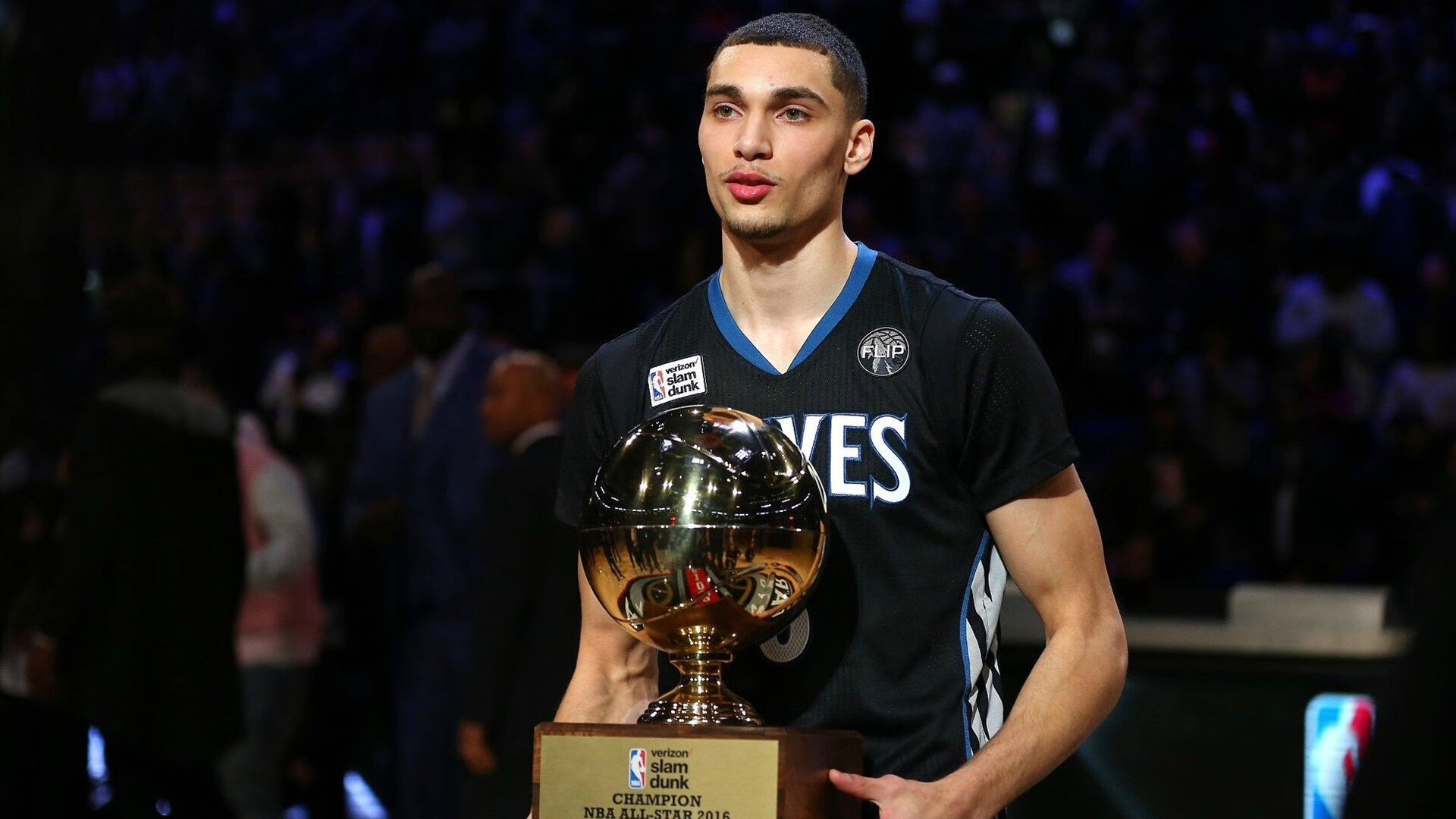 Ming在公牛比赛中出色防守，反败为胜引发热议！观众掌声雷动