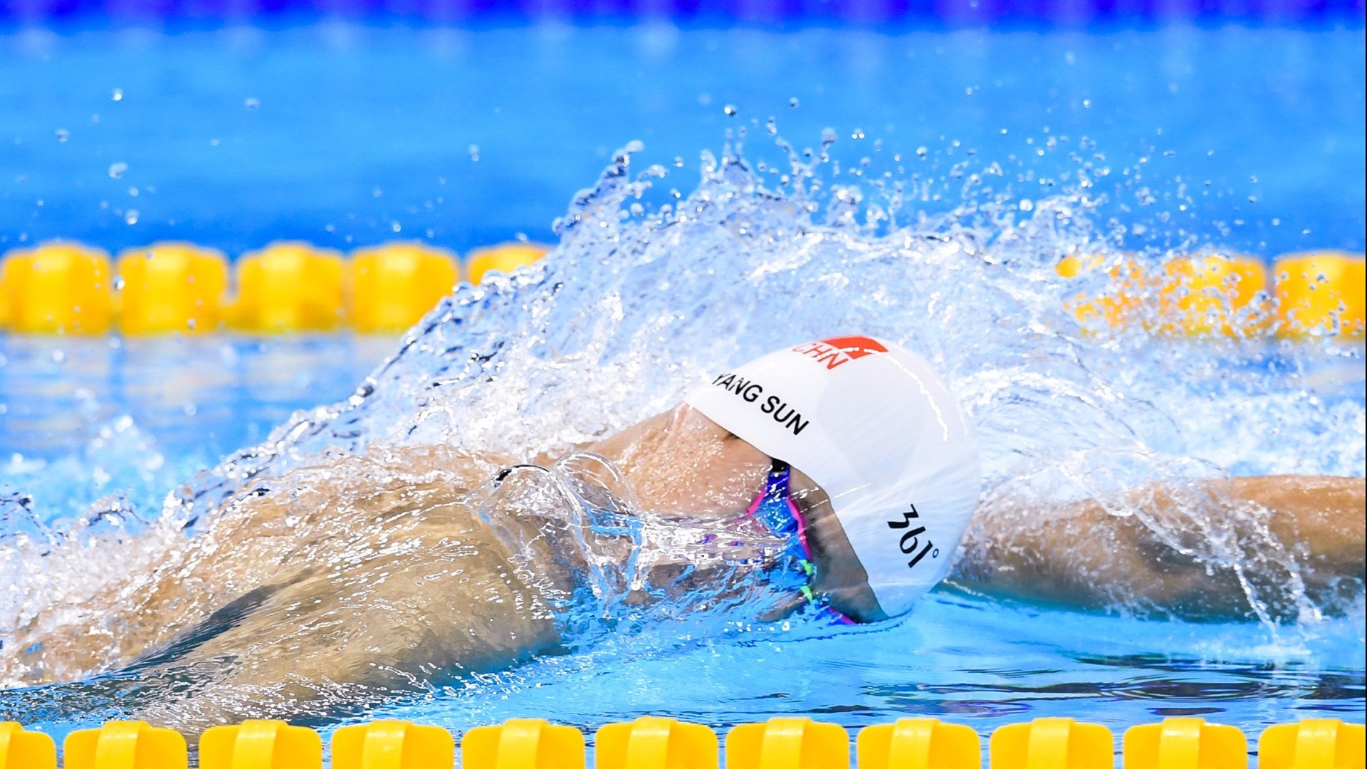 浓眉哥新星比赛局势复杂表现突出，公牛前途光明！赛场气氛高涨