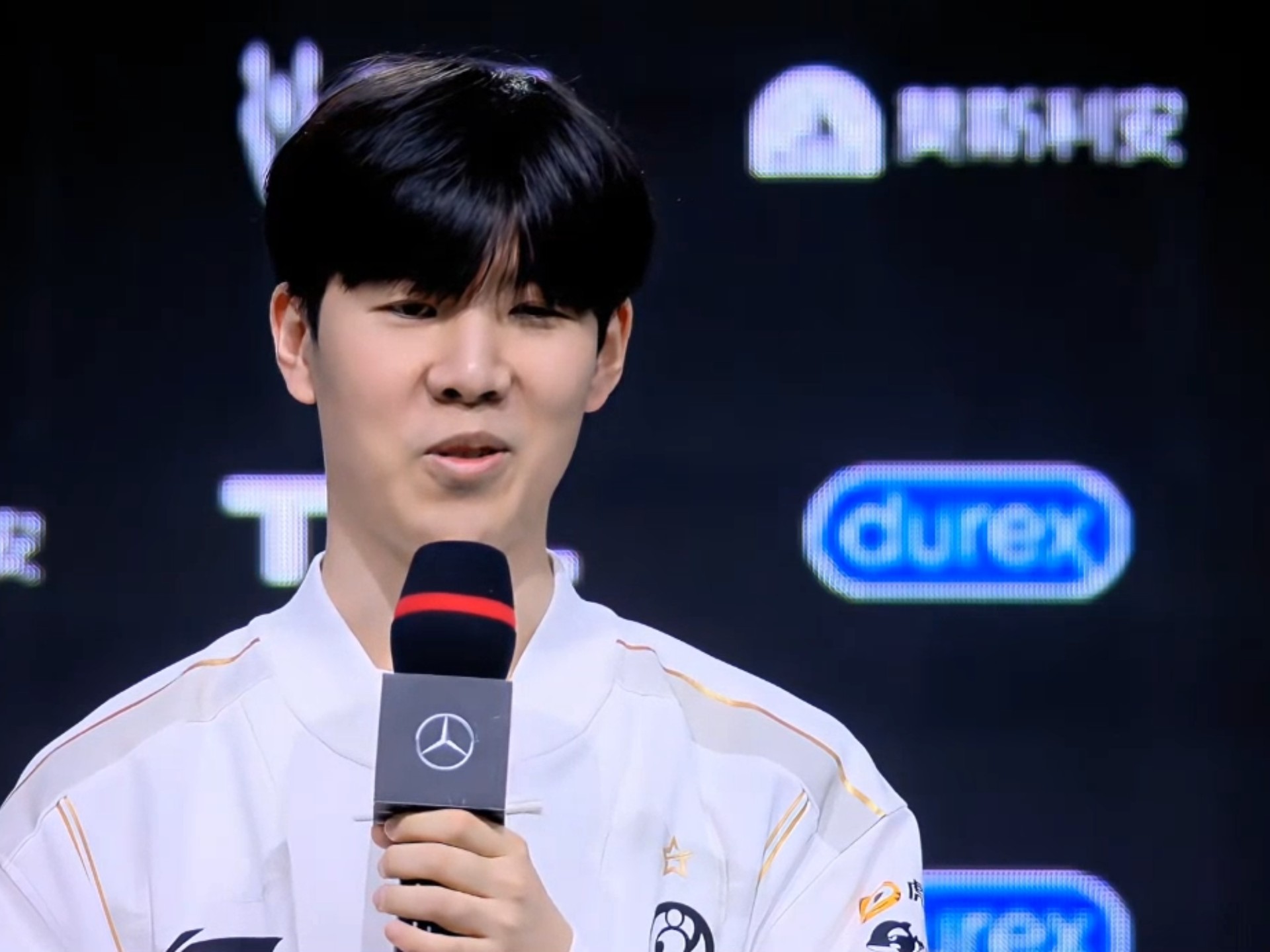 夺冠引发热议！，TheShy在RNG比赛中战术调整赛场气氛高涨的简单介绍