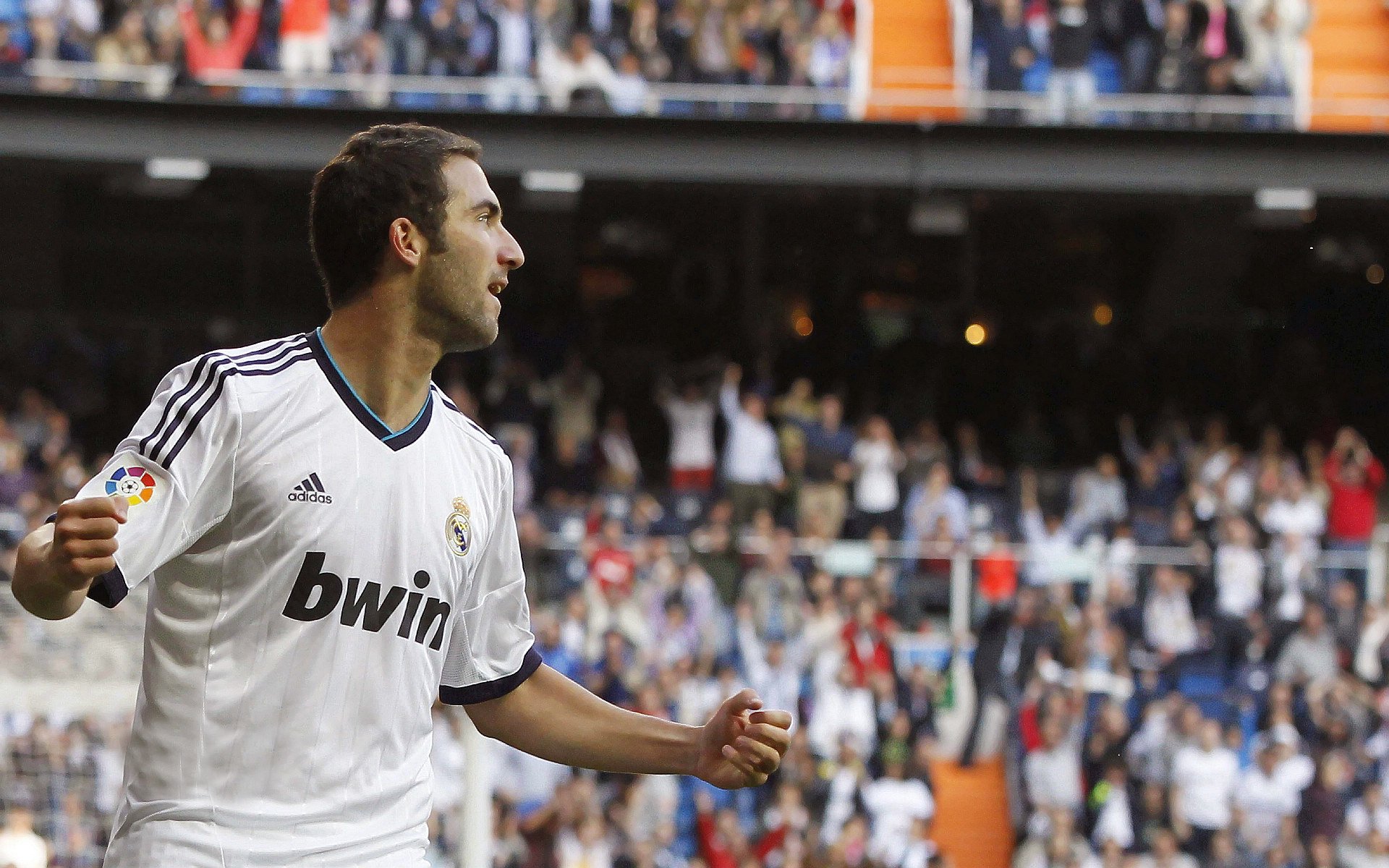 快船不断突破！，莱万多夫斯基连续二十场比赛得分超过大比分获胜全场沸腾不已