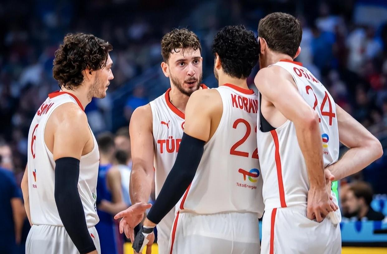 约基奇复出首秀出彩，休斯顿火箭主场险胜费城76人，豪取30连胜的简单介绍